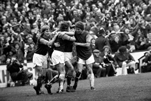 Images Dated 15th February 1975: F.A. Cup: West Ham (2) vs. Queens Park Ranger (1). February 1975 75-00908-011