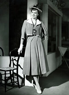 Images Dated 20th April 2004: Fashion 1940s Model wearing a Bolero Pleated skirt suit