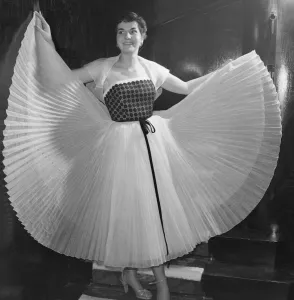 Fashion Show in London 1952 DM 5/3/1952 C1120/1 Fashion Show in London 1952 DM 5/3/1952 C1120/1