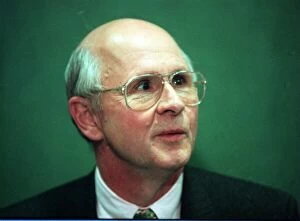 Images Dated 18th July 1998: Fergus McCann at press conference for new Celtic coach July 1998