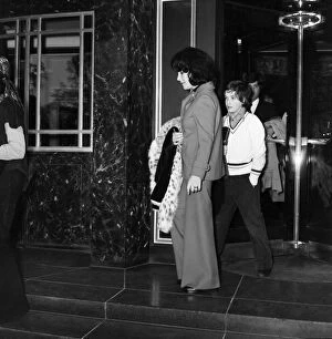 Images Dated 4th May 1975: Film actress Elizabeth Taylor leaving her hotel in London as she prepares to fly to