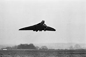 Images Dated 4th February 1983: The final flight of Vulcan bomber XL360 in to Coventry Airport