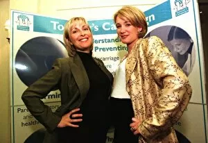 Images Dated 26th March 1999: Fiona Phillips TV Presenter March 1999 with Anastasia Cook who compare pregnancy