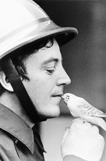 Images Dated 25th July 1988: Fireman Ken Markell who gave kiss of life to budgie 1988