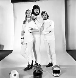 Images Dated 17th February 1975: A Fireproof Combination. Noel Edmonds. Dave Lee Travers. Maureen Lynn