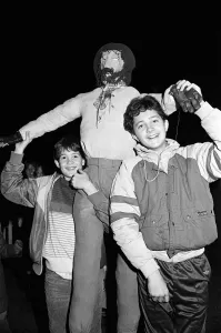 Images Dated 5th November 1987: Fireworks fun for brothers Daniel and Jamie Halliday, of Lepton Middle School