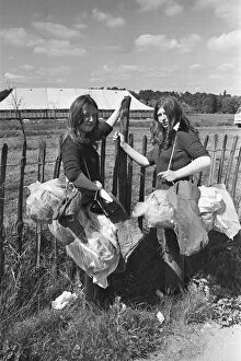 Images Dated 22nd June 1971: Flora and Daisy two early arrivals at Richfield Avenue, site of Reading Festival 22nd