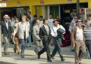 Seaside Collection: Only Fools and Horses cast members walk along the seafront at Margate beach during