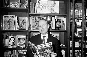 Mirror/1200to1299 01216/football agent ken stanley reading george best Mirror/1200to1299 01216/football agent ken stanley reading george best