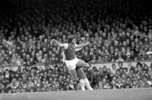 Images Dated 11th April 1977: Football: Arsenal (1) vs. Tottenham Hotspur (0). April 1977 77-02053-028