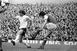 Images Dated 11th April 1977: Football: Arsenal (1) vs. Tottenham Hotspur (0). April 1977 77-02053-072