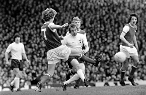 Images Dated 11th April 1977: Football: Arsenal (1) vs. Tottenham Hotspur (0). April 1977 77-02053-027