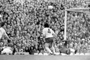 Images Dated 11th April 1977: Football: Arsenal (1) vs. Tottenham Hotspur (0). April 1977 77-02053-071