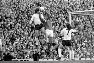 Images Dated 11th April 1977: Football: Arsenal (1) vs. Tottenham Hotspur (0). April 1977 77-02053-055