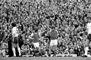 Images Dated 11th April 1977: Football: Arsenal (1) vs. Tottenham Hotspur (0). April 1977 77-02053-080