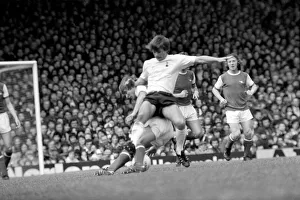Images Dated 11th April 1977: Football: Arsenal (1) vs. Tottenham Hotspur (0). April 1977 77-02053-032