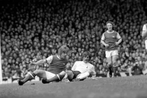 Images Dated 11th April 1977: Football: Arsenal (1) vs. Tottenham Hotspur (0). April 1977 77-02053-031