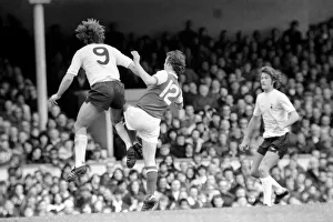 Images Dated 11th April 1977: Football: Arsenal (1) vs. Tottenham Hotspur (0). April 1977 77-02053-070