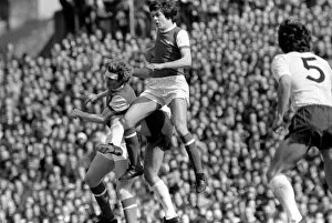 Images Dated 11th April 1977: Football: Arsenal (1) vs. Tottenham Hotspur (0). April 1977 77-02053-011