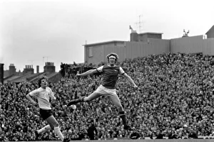 Images Dated 11th April 1977: Football: Arsenal (1) vs. Tottenham Hotspur (0). April 1977 77-02053-074