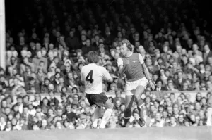 Images Dated 11th April 1977: Football: Arsenal (1) vs. Tottenham Hotspur (0). April 1977 77-02053-014