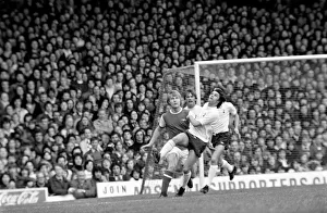 Images Dated 11th April 1977: Football: Arsenal (1) vs. Tottenham Hotspur (0). April 1977 77-02053-009