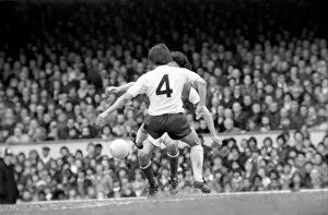 Images Dated 11th April 1977: Football: Arsenal (1) vs. Tottenham Hotspur (0). April 1977 77-02053-015