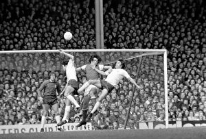 Images Dated 11th April 1977: Football: Arsenal (1) vs. Tottenham Hotspur (0). April 1977 77-02053-056