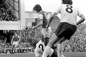 Images Dated 11th April 1977: Football: Arsenal (1) vs. Tottenham Hotspur (0). April 1977 77-02053-041