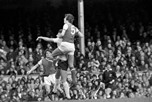 Images Dated 11th April 1977: Football: Arsenal (1) vs. Tottenham Hotspur (0). April 1977 77-02053-019