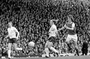 Images Dated 11th April 1977: Football: Arsenal (1) vs. Tottenham Hotspur (0). April 1977 77-02053-003