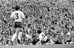 Images Dated 11th April 1977: Football: Arsenal (1) vs. Tottenham Hotspur (0). April 1977 77-02053-068
