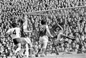 Images Dated 11th April 1977: Football: Arsenal (1) vs. Tottenham Hotspur (0). April 1977 77-02053-012
