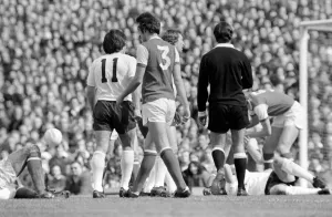Images Dated 11th April 1977: Football: Arsenal (1) vs. Tottenham Hotspur (0). April 1977 77-02053-024