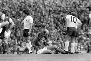 Images Dated 11th April 1977: Football: Arsenal (1) vs. Tottenham Hotspur (0). April 1977 77-02053-026
