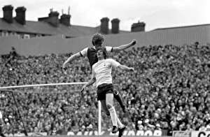 Images Dated 11th April 1977: Football: Arsenal (1) vs. Tottenham Hotspur (0). April 1977 77-02053-046