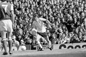 Images Dated 11th April 1977: Football: Arsenal (1) vs. Tottenham Hotspur (0). April 1977 77-02053-013