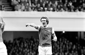 Images Dated 11th April 1977: Football: Arsenal (1) vs. Tottenham Hotspur (0). April 1977 77-02053-008