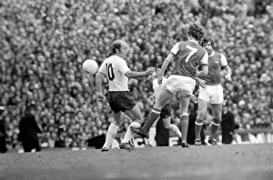 Images Dated 11th April 1977: Football: Arsenal (1) vs. Tottenham Hotspur (0). April 1977 77-02053-004