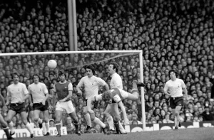 Images Dated 11th April 1977: Football: Arsenal (1) vs. Tottenham Hotspur (0). April 1977 77-02053-010