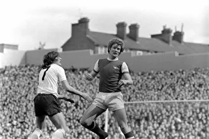 Images Dated 11th April 1977: Football: Arsenal (1) vs. Tottenham Hotspur (0). April 1977 77-02053-005