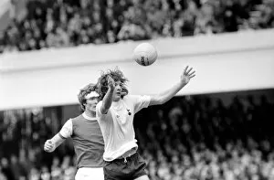 Images Dated 11th April 1977: Football: Arsenal (1) vs. Tottenham Hotspur (0). April 1977 77-02053-037