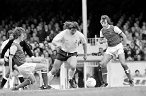 Images Dated 11th April 1977: Football: Arsenal (1) vs. Tottenham Hotspur (0). April 1977 77-02053-059