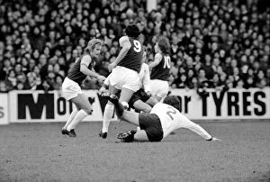 Images Dated 3rd January 1976: Football: F.A. Cup: West Ham F.C. (0) vs. Liverpool F.C. (2). January 1976 76-00045-025