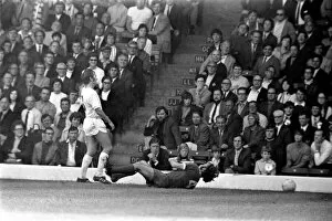 Images Dated 18th September 1971: Football: Leeds United (1) v. Liverpool (0). September 1971 71-12020-044