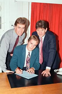 Images Dated 3rd July 1992: Footballer Phil Parkinson, signs for Reading Football Club, Friday 3rd July 1992