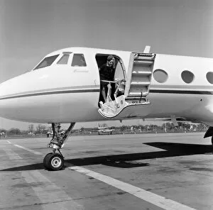 Images Dated 4th May 1970: Frank Sinatra, flies into London Gatwick Airport, on his personal Gulf stream jet