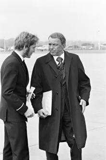 00511 Gallery: Frank Sinatra, flies into London Gatwick Airport, on his personal Gulf stream jet