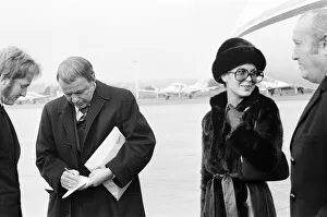 00511 Gallery: Frank Sinatra, flies into London Gatwick Airport, on his personal Gulf stream jet
