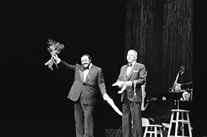 Images Dated 24th January 1982: Frank Sinatra and Luciano Pavarotti, benefit for Memorial Sloan-Kettering Cancer Center